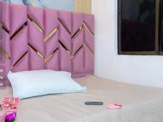 littleissues's Live Sex Cam Show
