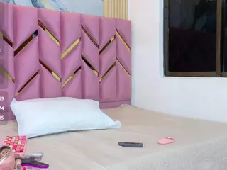 littleissues's Live Sex Cam Show