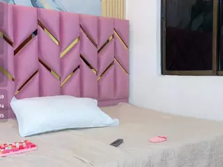 littleissues's Live Sex Cam Show
