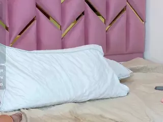 littleissues's Live Sex Cam Show