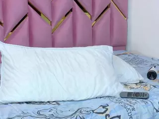 littleissues's Live Sex Cam Show