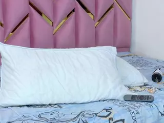 littleissues's Live Sex Cam Show