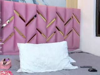 littleissues's Live Sex Cam Show