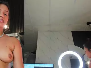 charlottee-4's Live Sex Cam Show