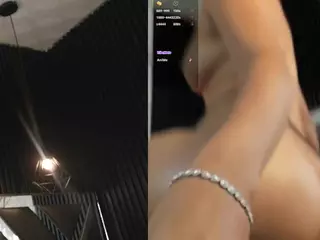 charlottee-4's Live Sex Cam Show