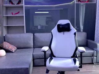 Fit Cougar's Live Sex Cam Show