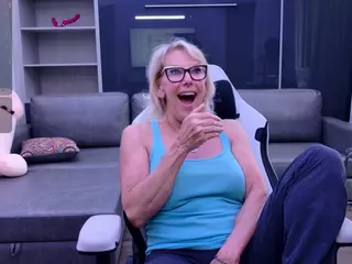 Fit Cougar's Live Sex Cam Show