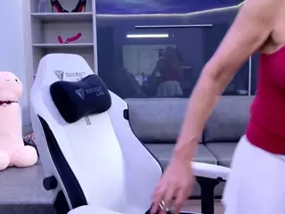 Fit Cougar's Live Sex Cam Show