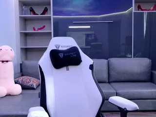 Fit Cougar's Live Sex Cam Show