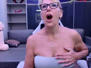 Fit Cougar's Live Sex Cam Show