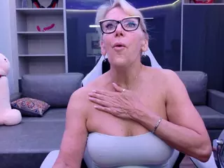 Fit Cougar's Live Sex Cam Show