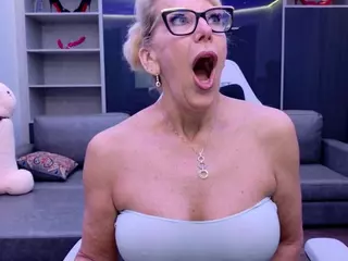 Fit Cougar's Live Sex Cam Show