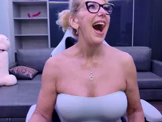 Fit Cougar's Live Sex Cam Show