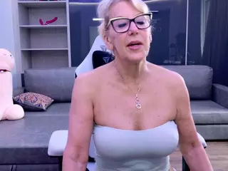 Fit Cougar's Live Sex Cam Show