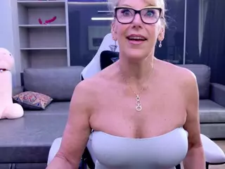 Fit Cougar's Live Sex Cam Show