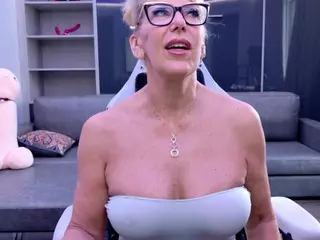 Fit Cougar's Live Sex Cam Show