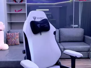 Fit Cougar's Live Sex Cam Show