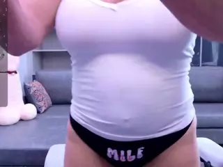 Fit Cougar's Live Sex Cam Show