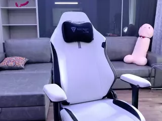 Fit Cougar's Live Sex Cam Show