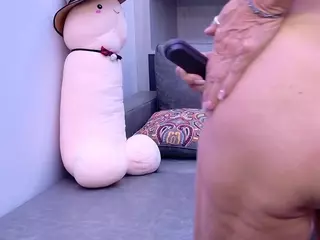 Fit Cougar's Live Sex Cam Show
