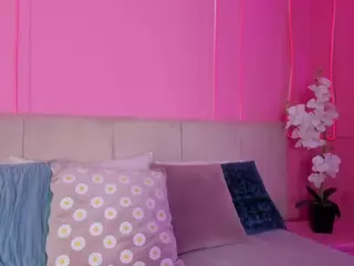 Spicy Emely's Live Sex Cam Show
