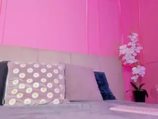 Spicy Emely's Live Sex Cam Show