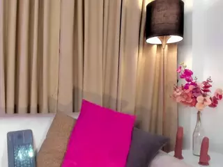 EmilyWatsonn's Live Sex Cam Show