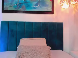 EmilyWatsonn's Live Sex Cam Show