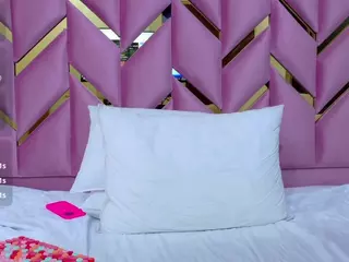 LITTLE MIAKAELA's Live Sex Cam Show
