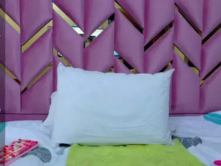 LITTLE MIAKAELA's Live Sex Cam Show