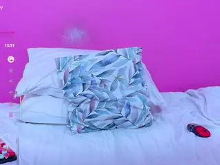 LITTLE MIAKAELA's Live Sex Cam Show