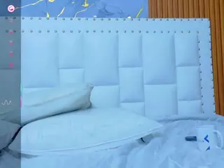LITTLE MIAKAELA's Live Sex Cam Show