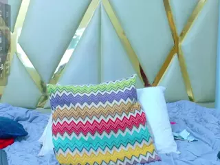 LITTLE MIAKAELA's Live Sex Cam Show