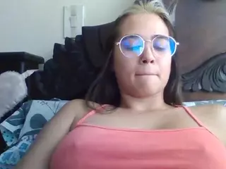Trianabell's Live Sex Cam Show