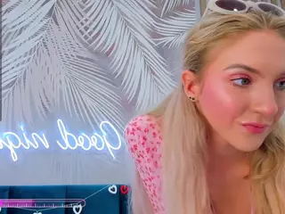 EmillyHart's Live Sex Cam Show