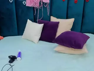 EmillyHart's Live Sex Cam Show