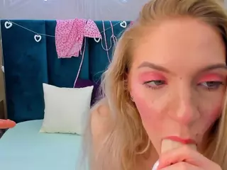 EmillyHart's Live Sex Cam Show