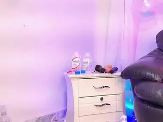 esmeralda-bigbotty's Live Sex Cam Show