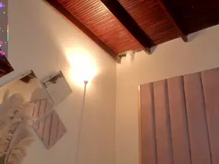 nicolle-hall18's Live Sex Cam Show