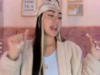liaa-18's Live Sex Cam Show