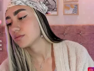 liaa-18's Live Sex Cam Show