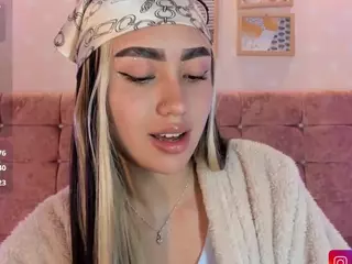 liaa-18's Live Sex Cam Show