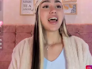 liaa-18's Live Sex Cam Show