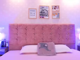 liaa-18's Live Sex Cam Show