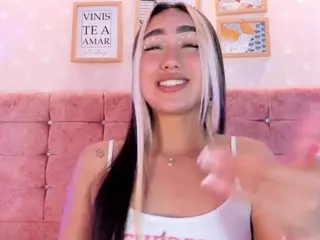 liaa-18's Live Sex Cam Show