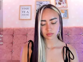 liaa-18's Live Sex Cam Show