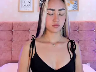 liaa-18's Live Sex Cam Show