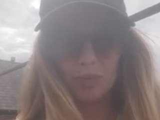 Live cam show with LeMilf