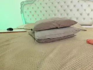 NiaColussi's Live Sex Cam Show