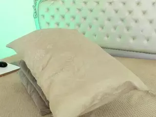 NiaColussi's Live Sex Cam Show